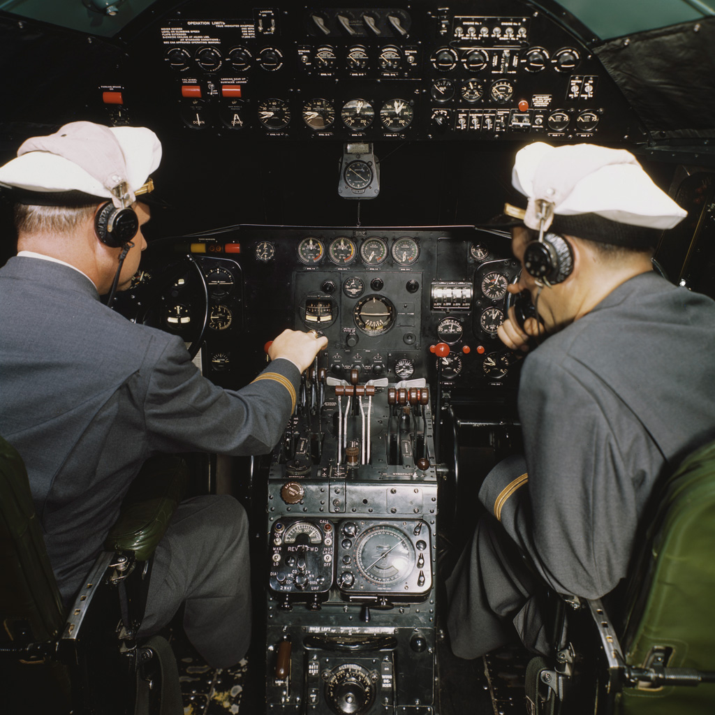 <strong>Velocidade, altitude, potência: em um cockpit clássico dos anos 1960, tudo era analógico.</strong>