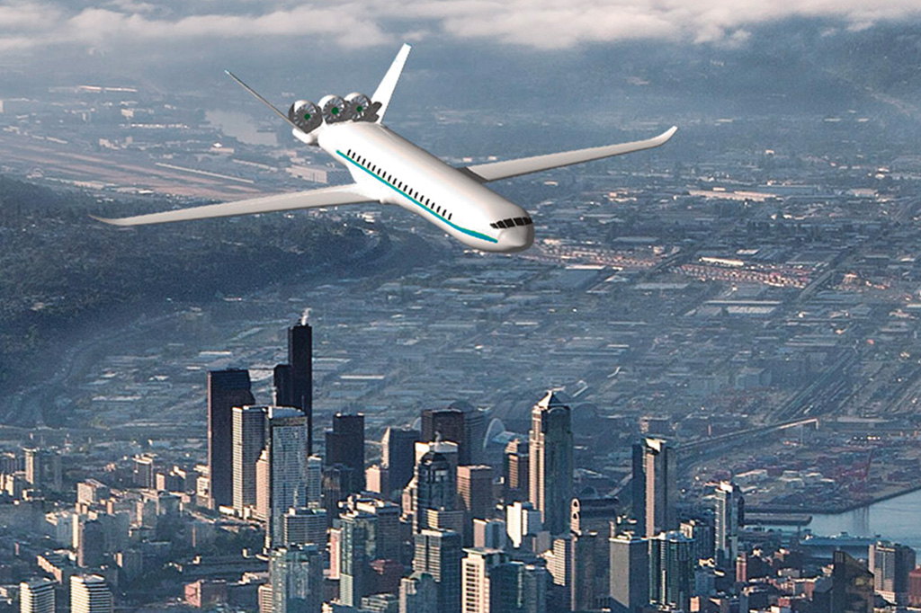 Avião branco com uma linha verde água do lado sobrevoando uma cidade com arranha-céus. Há três turbinas na traseira dele