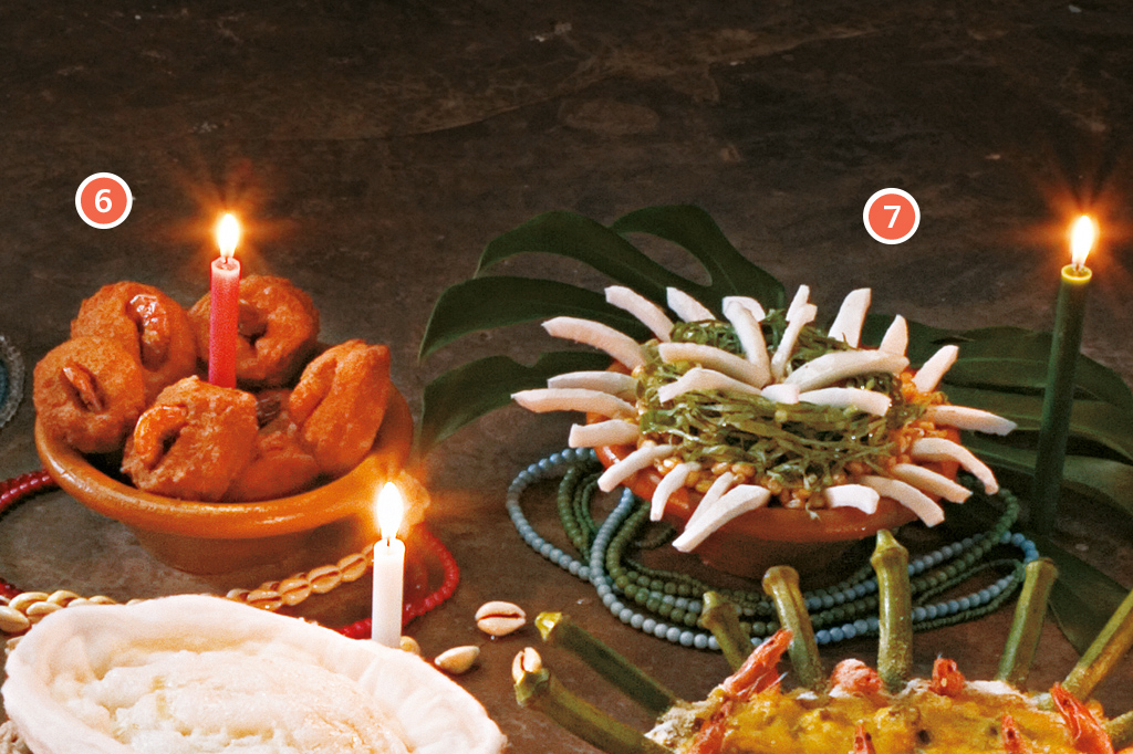 SI_Religiao_Afro_comida_1C <strong>6 • IANSÃ – Acarajé (pasta de feijão-fradinho frita no azeite-de-dendê), 7 • OXÓSSI – Axoxó (milho de canjica vermelha cozido com mel).</strong>