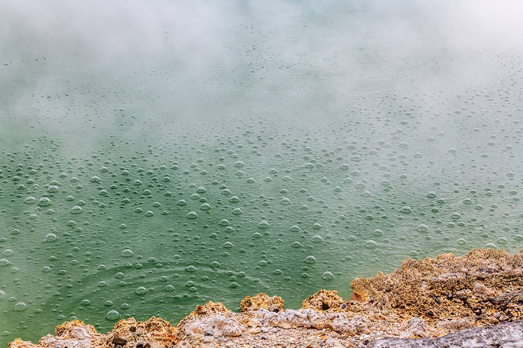 As ligações de hidrogênio mantèm as moléculas unidas – é por isso que a água demora para ferver.