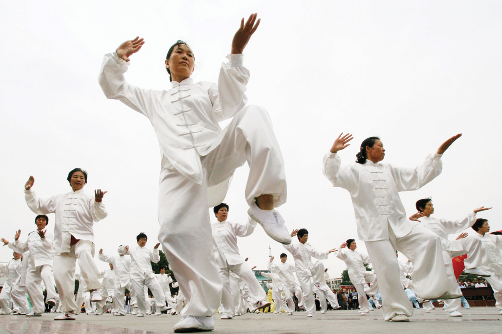 Os participantes realizam Taiji, uma forma tradicional de artes marciais chinesas em Chaohu.