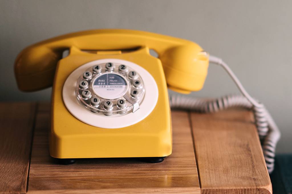 Por que o telefone com fio funciona mesmo quando estamos sem luz?