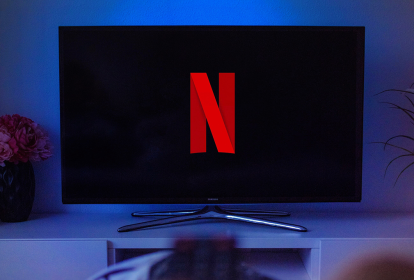 Televisão em uma sala, com o logo da Netflix.