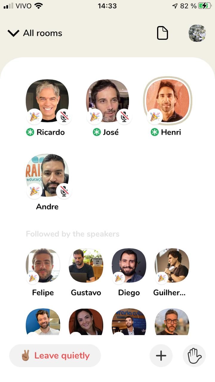 Print do aplicativo Clubhouse, mostrando participantes de uma sala de conversa