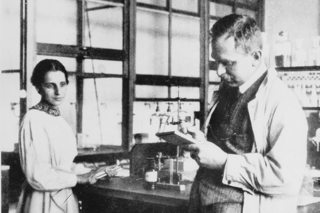Foto de Otto Hahn e Lise Meitner no laboratório.