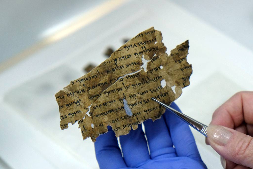 Arqueólogos encontram novos fragmentos dos Manuscritos do Mar Morto