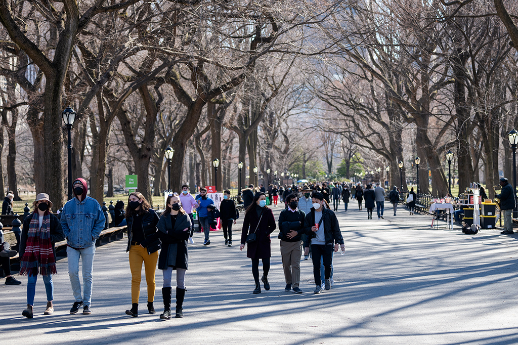 Pessoas usando máscaras andam ao longo do Central Park, em Nova York.