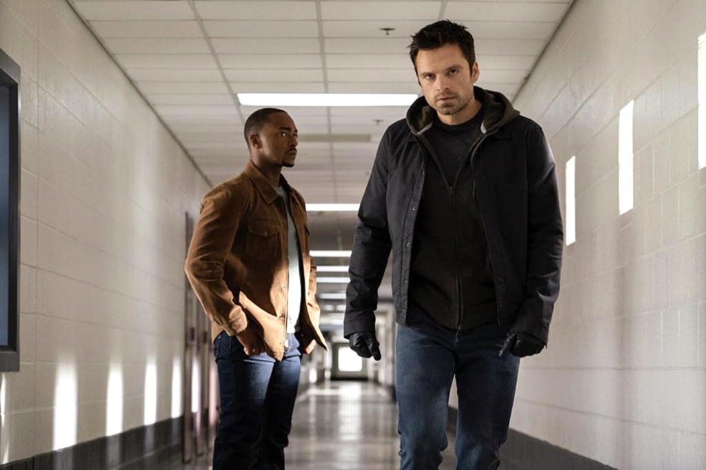 Entrevista Falcão e o Soldado Invernal Anthony Mackie e Sebastian Stan em roupas comuns na série 'Falcão e o Soldado Invernal'.