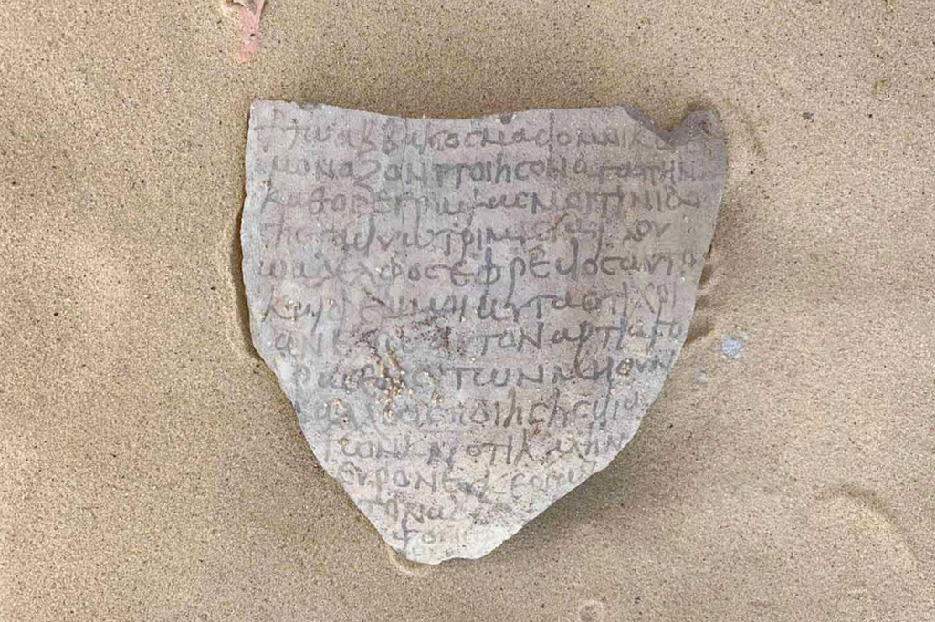 Fragmento de cerâmica contendo escrita grega.