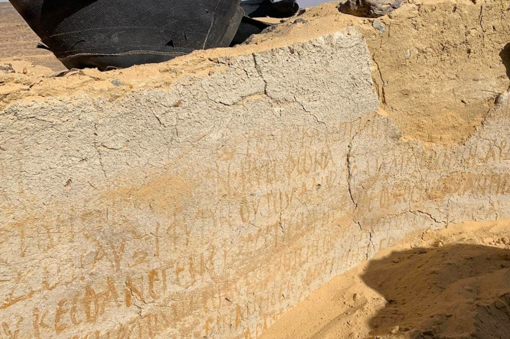 Inscrições bíblicas na parede de uma das câmaras esculpidas na rocha.