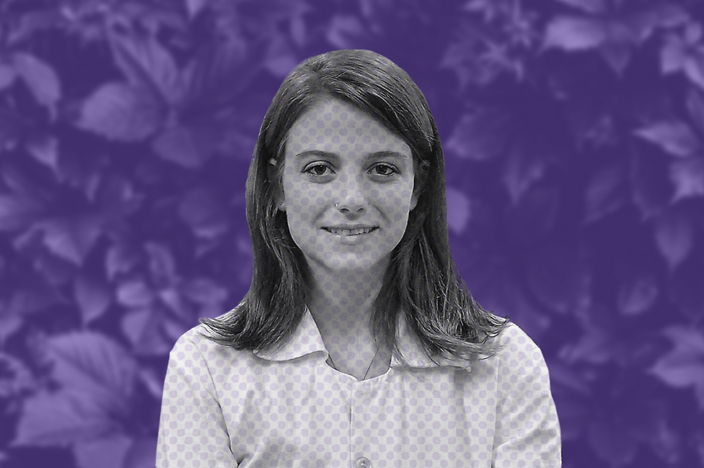 Foto de Daphne Cukierman recortada e em preto e branco, sobre um fundo roxo com algumas folhagens.