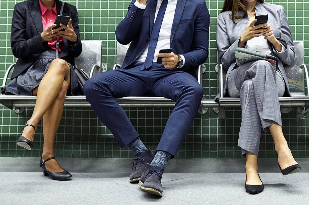 Verificar o celular é tão contagiante quanto bocejar, sugere estudo