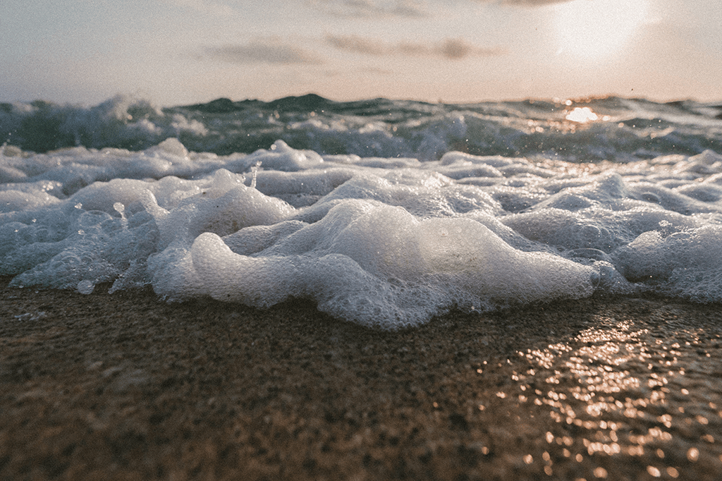 Por que a água do mar forma espuma?