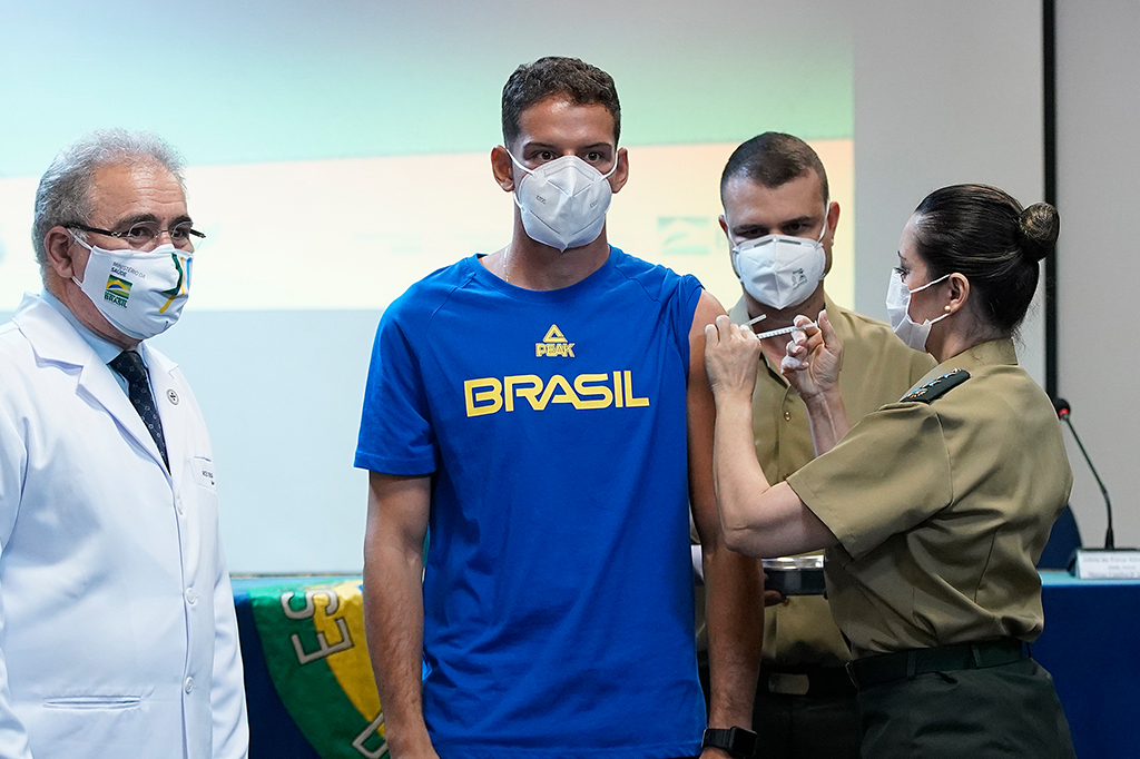 Atleta de tiro com arco, Marcus Vinicius D. Almeida, toma vacina antes de embarcar para Tóquio.