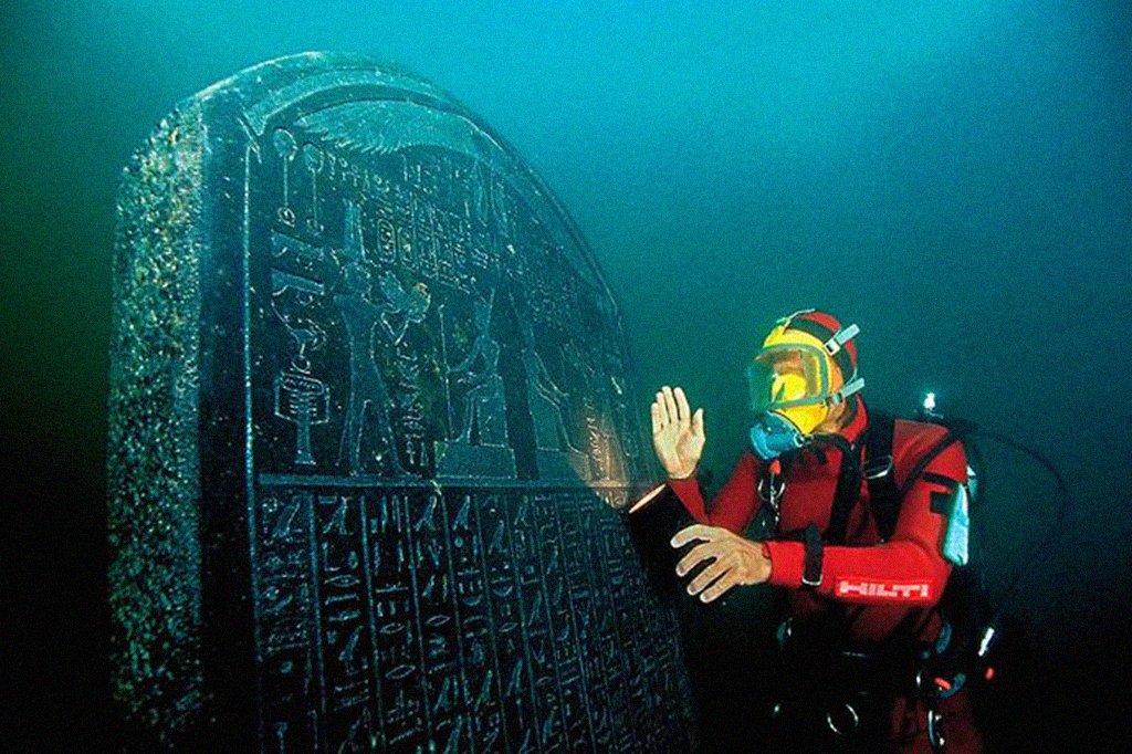 Foto de um mergulhador ao lado de um artefato encontrado na cidade submersa.