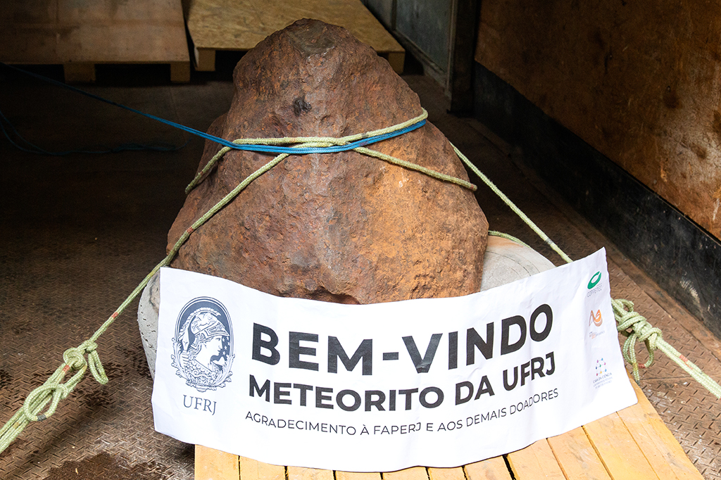 maior-meteorito-brasil_02 Foto do meteorito com uma faixa com o texto