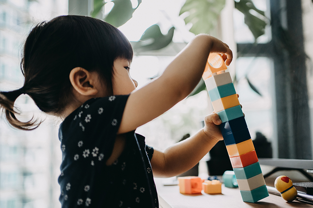 Bebê brincando com peças de montar.