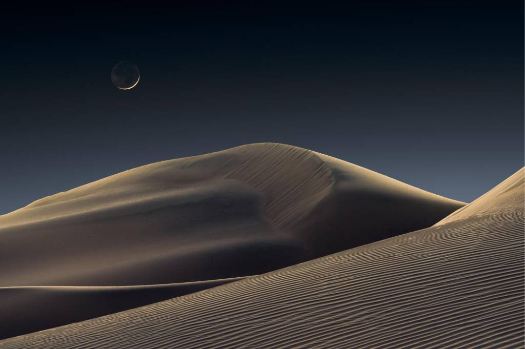 Foto de dunas com uma lua
