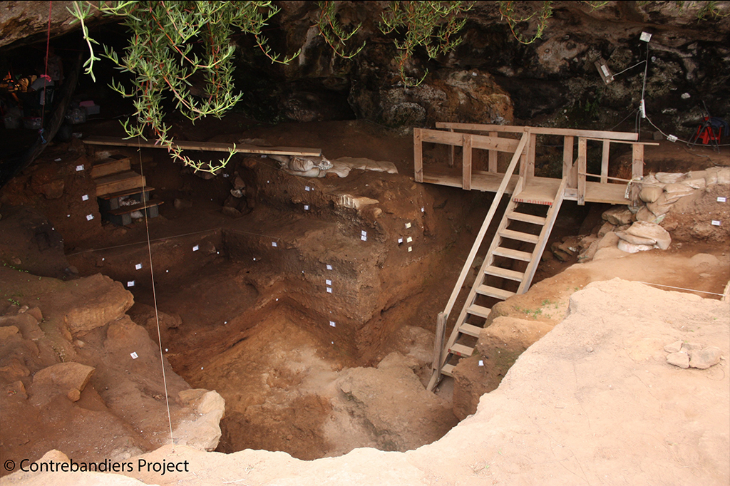 Imagem da caverna Contrebandiers na costa atlântica do Marrocos, local onde as ferramentas e ossos foram encontrados.