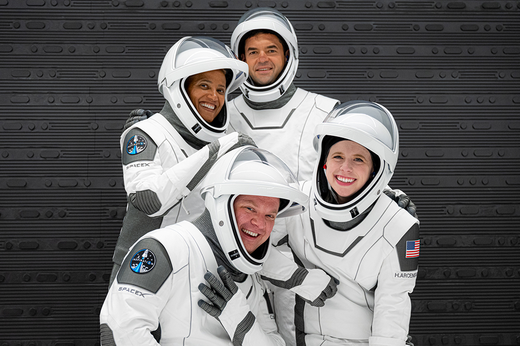 Foto dos quarto tripulantes da missão, usando roupas próprias para o ensaio do lançamento espacial