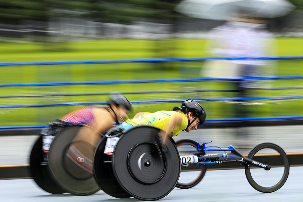 Foto de duas mulheres na maratona das Paralimpíadas de Tóquio.