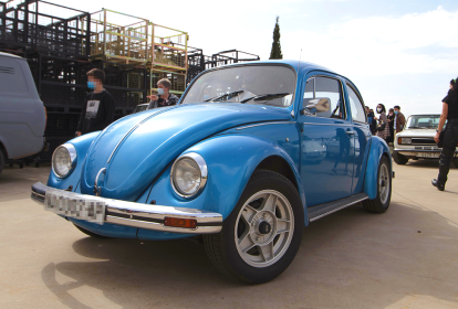 Foto de um fusca azul.