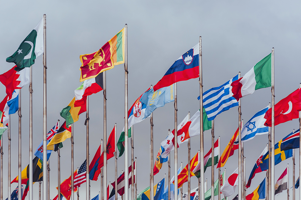Foto de bandeiras de diversos países.
