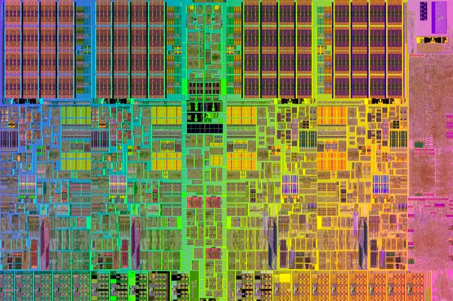 Quando a luz bate nesses materiais, eles sofrem reações químicas e se transformam em estruturas metálicas – formando os circuitos do chip. Mas o processo está só começando.