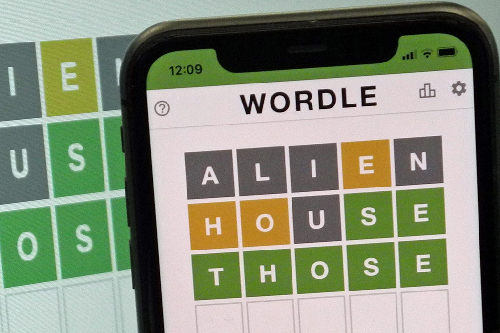 Celular com o jogo Wordle na tela.
