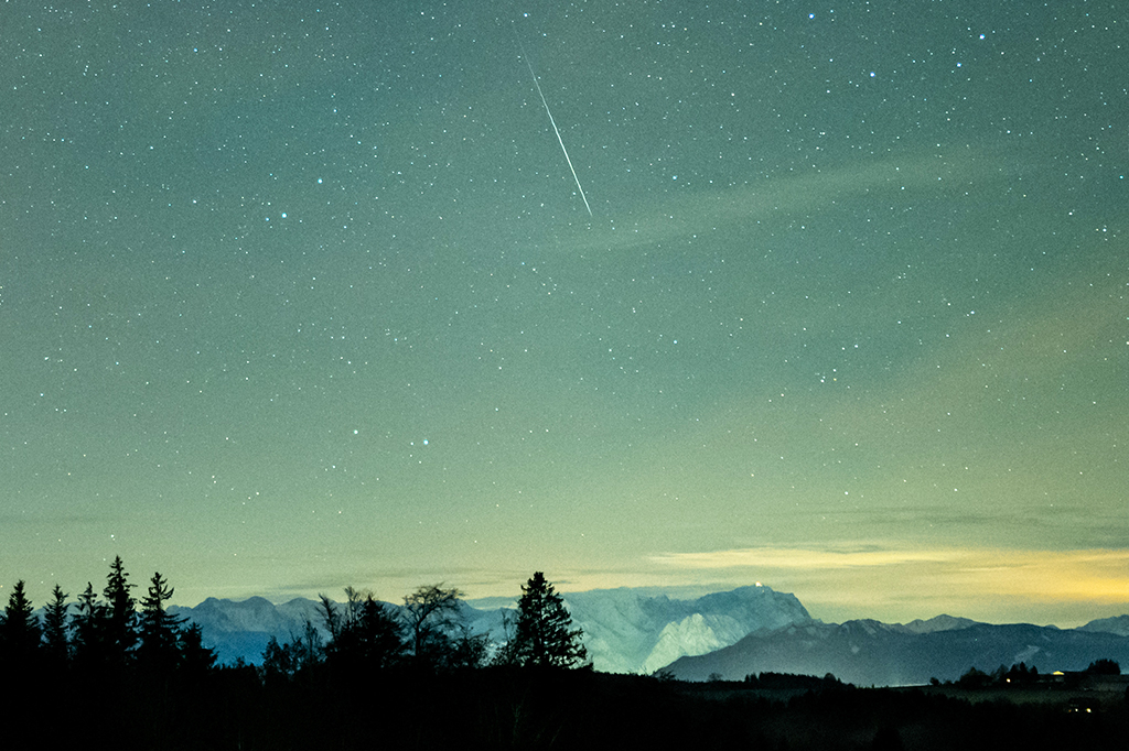 Foto de um meteoro no céu.