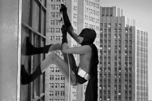 SI_436_Playlist_ABRE_02 Batman escalando um prédio, em cena da série de 1966.