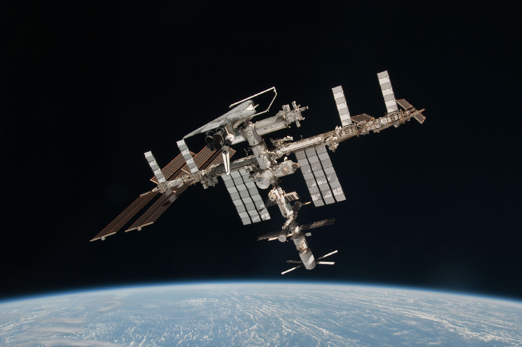 Retrato da Estação Espacial Internacional na órbita terrestre.