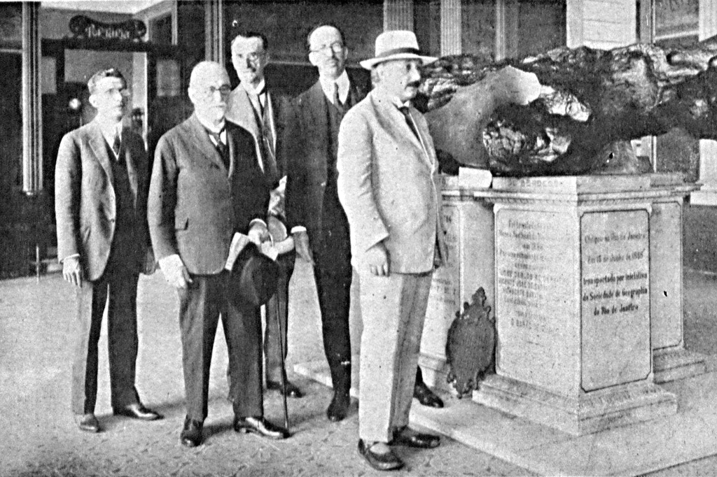 SI_437_Cientistas_Einstein_site_02 Albert Einstein em visita ao Museu Nacional do Rio de Janeiro, em 1925, ao lado do Meteorito do Bendegó.
