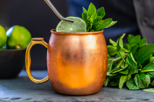 Foto de uma caneca de moscow mule.