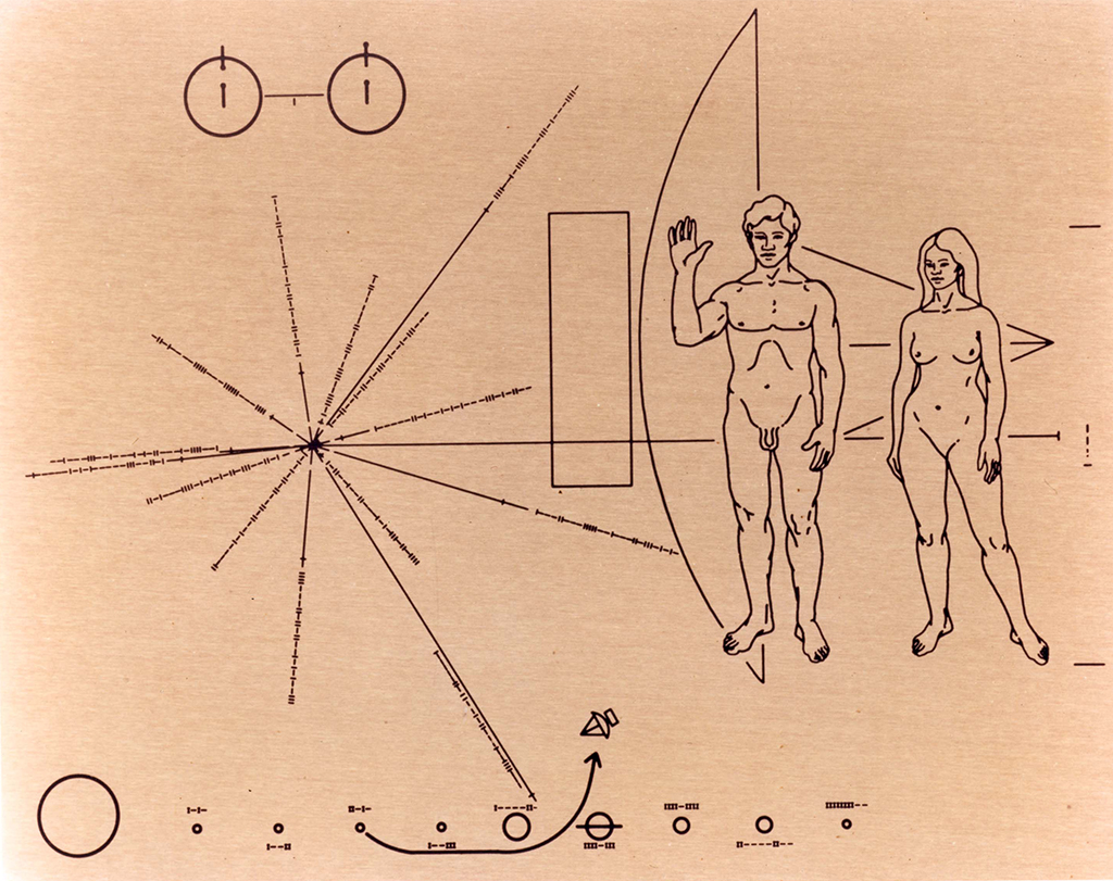 A nova mensagem que cientistas querem enviar ao espaço 3 Placa Pioneer projetada por Carl Sagan e Frank Drake, com arte de Linda Salzman Sagan.