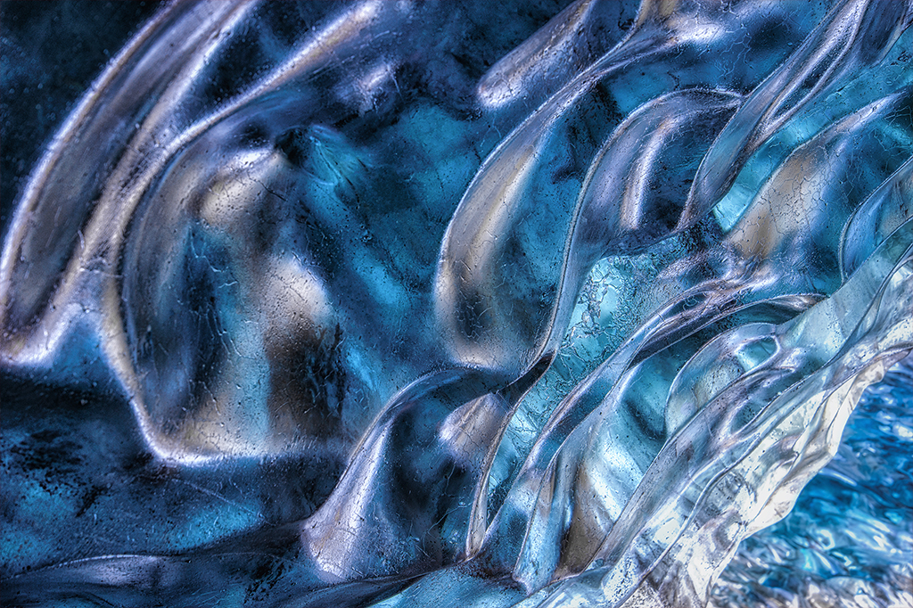 Água congelada com textura ondulada.