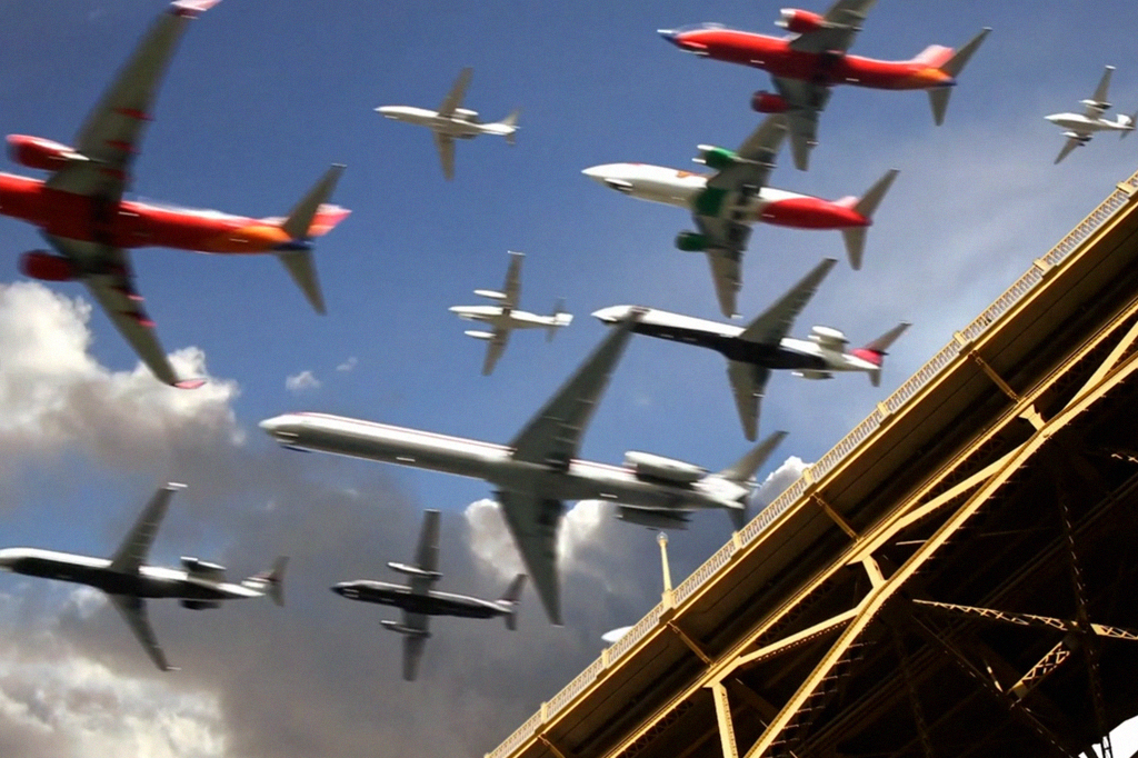 Montagem com aviões passando num mesmo local.