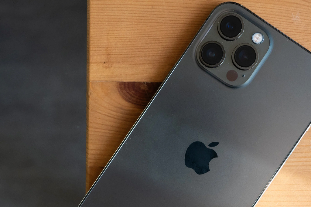 iPhone 12 sobre mesa.