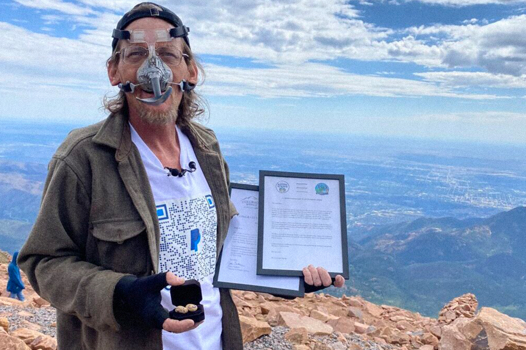 Por um recorde, americano empurra amendoim montanha acima com o nariz