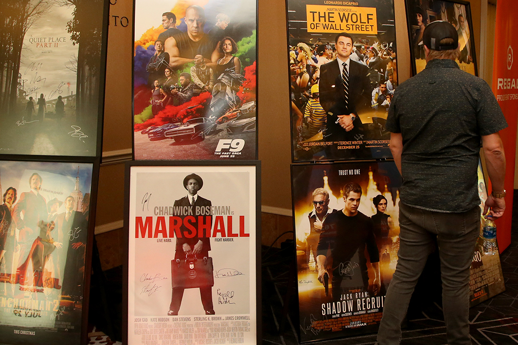 Cartazes de filmes em cinema.