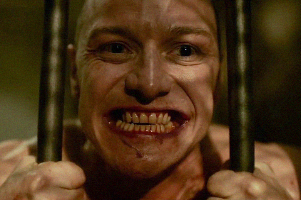 Personagem do filme Fragmentado abrindo grade de ferro.