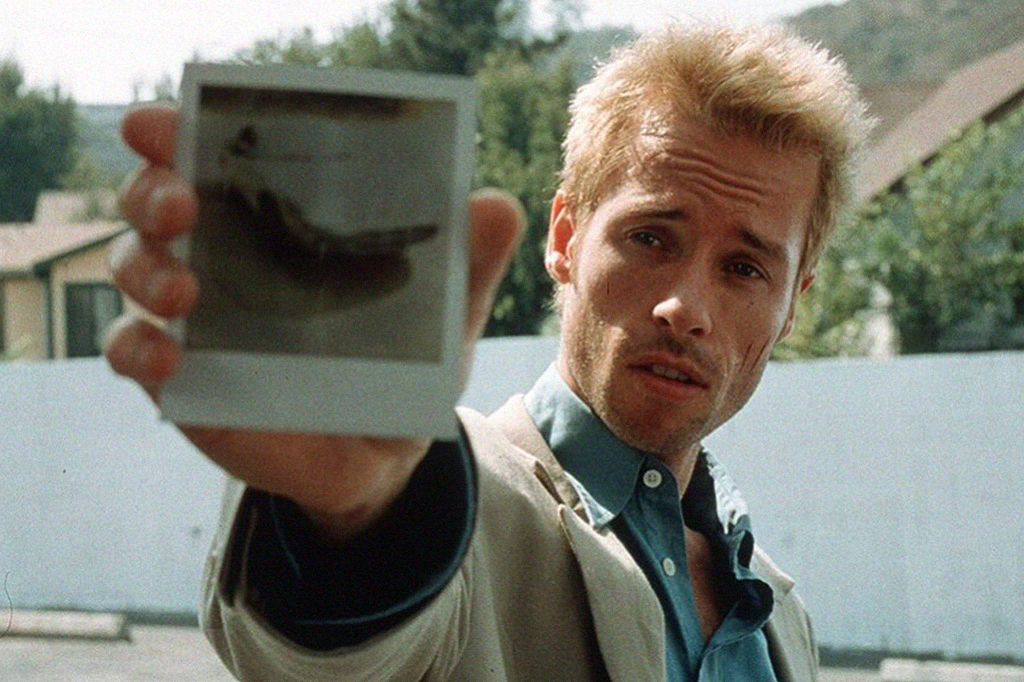 5 melhores filmes sobre distúrbios mentais 6 Personagem do filme Amnésia mostrando fotografia Polaroid.