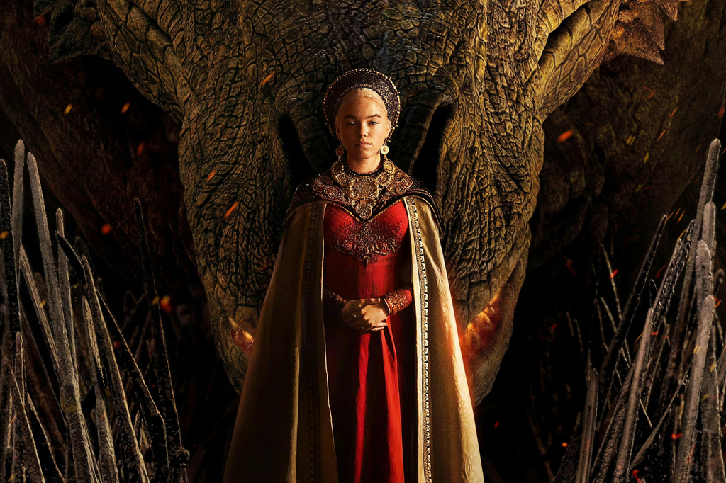 Imagem promocional da série House of the Dragon mostrando Rhaenyra com dragão atrás.