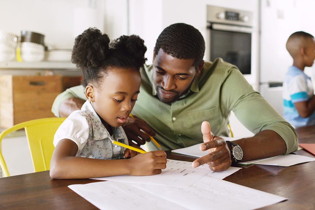 Ajudar os filhos na lição de casa não melhora as notas das crianças