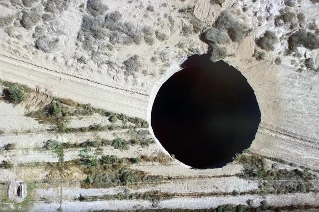 Foto da cratera do deserto do Atacama.