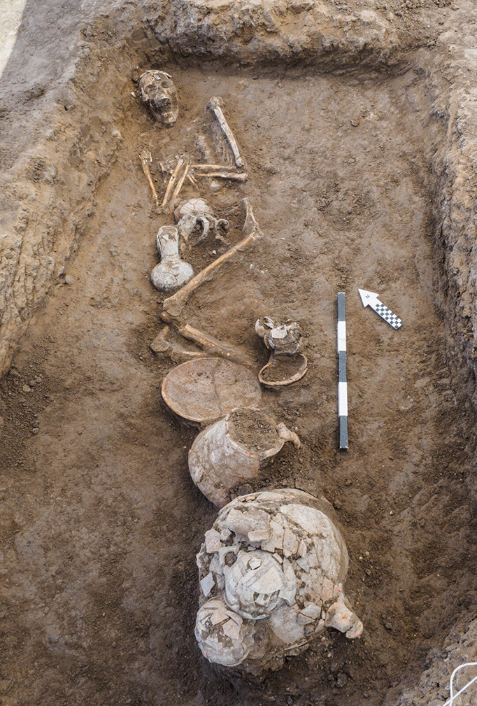 Arqueólogos encontram vestígios de ópio em cerâmica de 3,5 mil anos 3 Escavação mostrando esqueleto e cerâmicas encontrados.