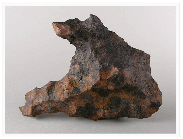 deriva – figura 5 Fragmento do meteorito do Canyon Diablo, classificado como um siderito, e composto essencialmente por ferro e níquel.