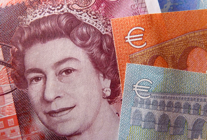 Foto de notas de euro com o rosto de Elizabeth II.