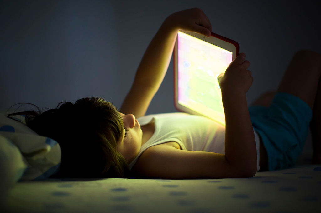 Por que você não deve acalmar seu filho com o celular, segundo este estudo