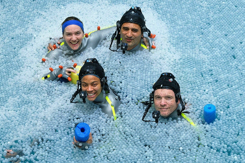 SI_446_playlist_abre04 Atores e atrizes do elenco de Avatar nos bastidores, em uma piscina com bolinhas de plástico.